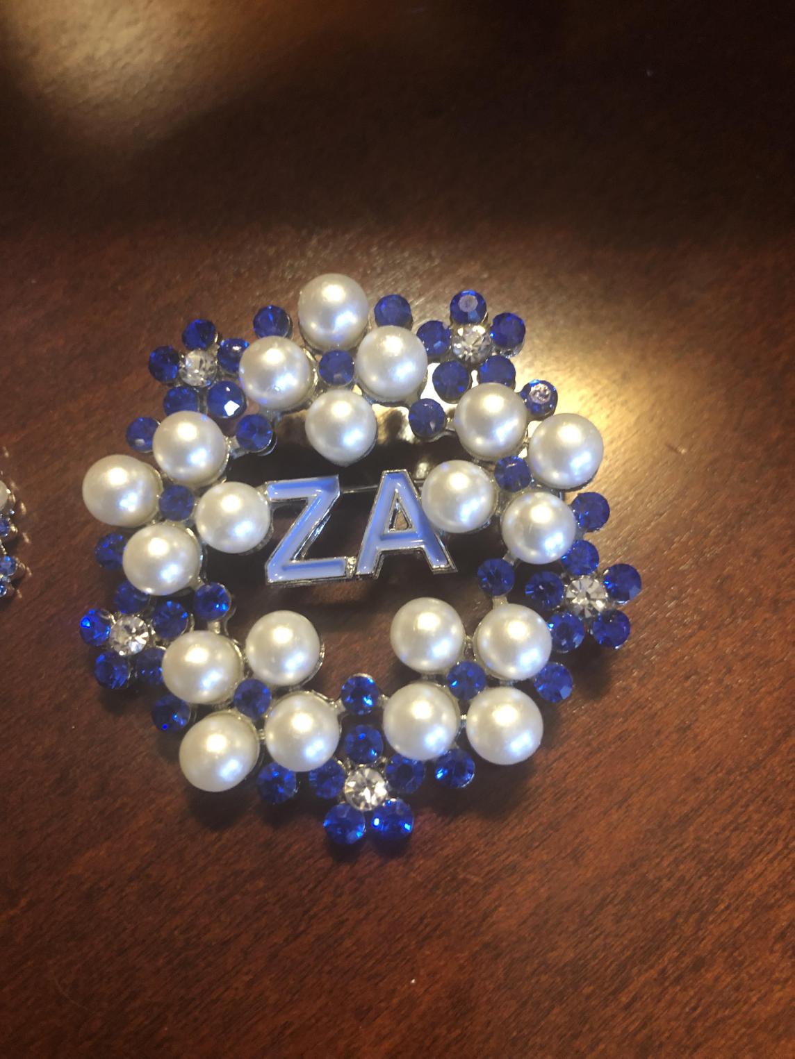 Zeta Amicae Wreath Pin